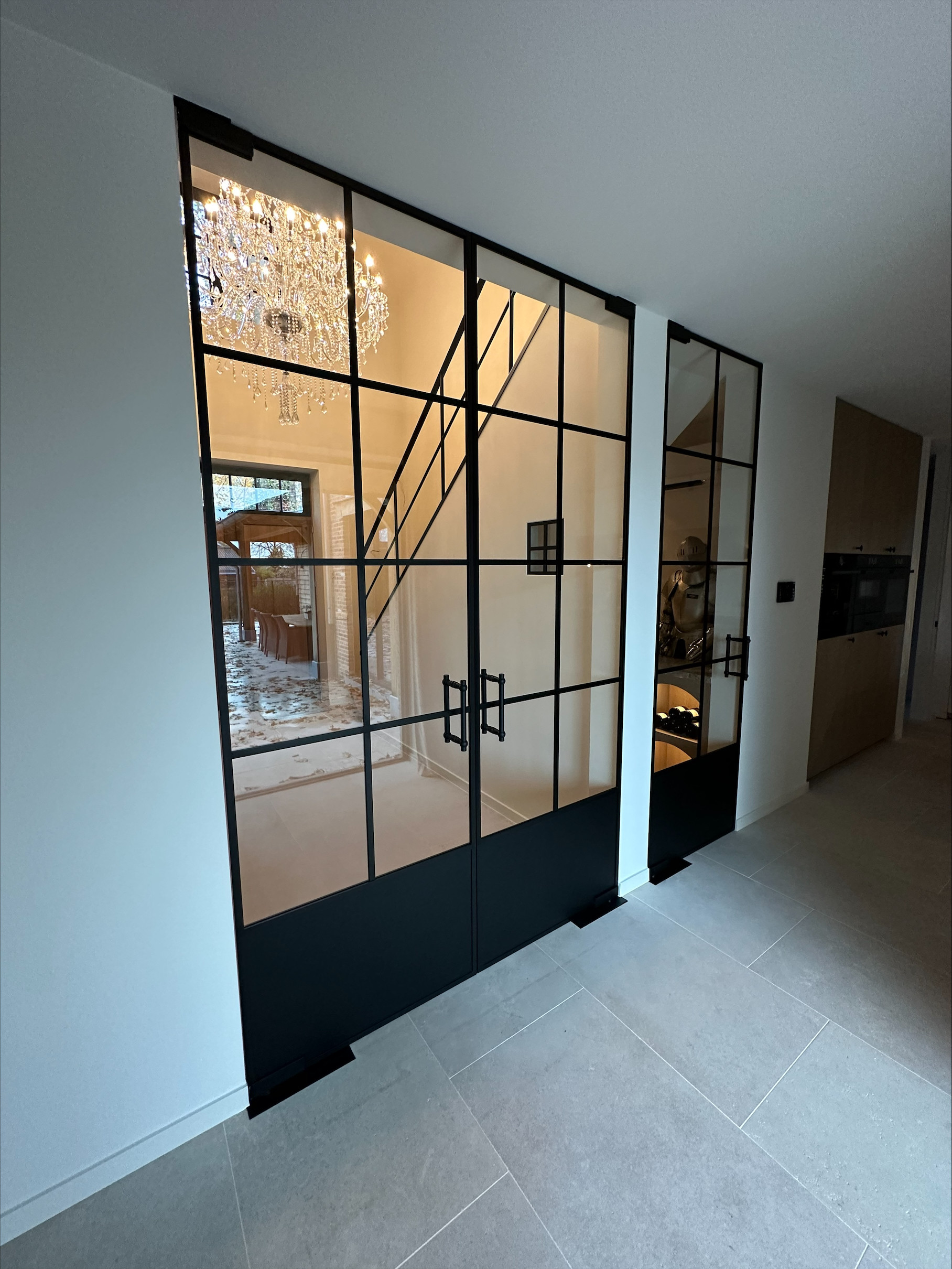Combineer een steellook glazen deur met een vaste glaswand en creeer lichtinval en architecturale meerwaarde. Ontdek inspirerende maatwerkoplossingen voor elk interieur.