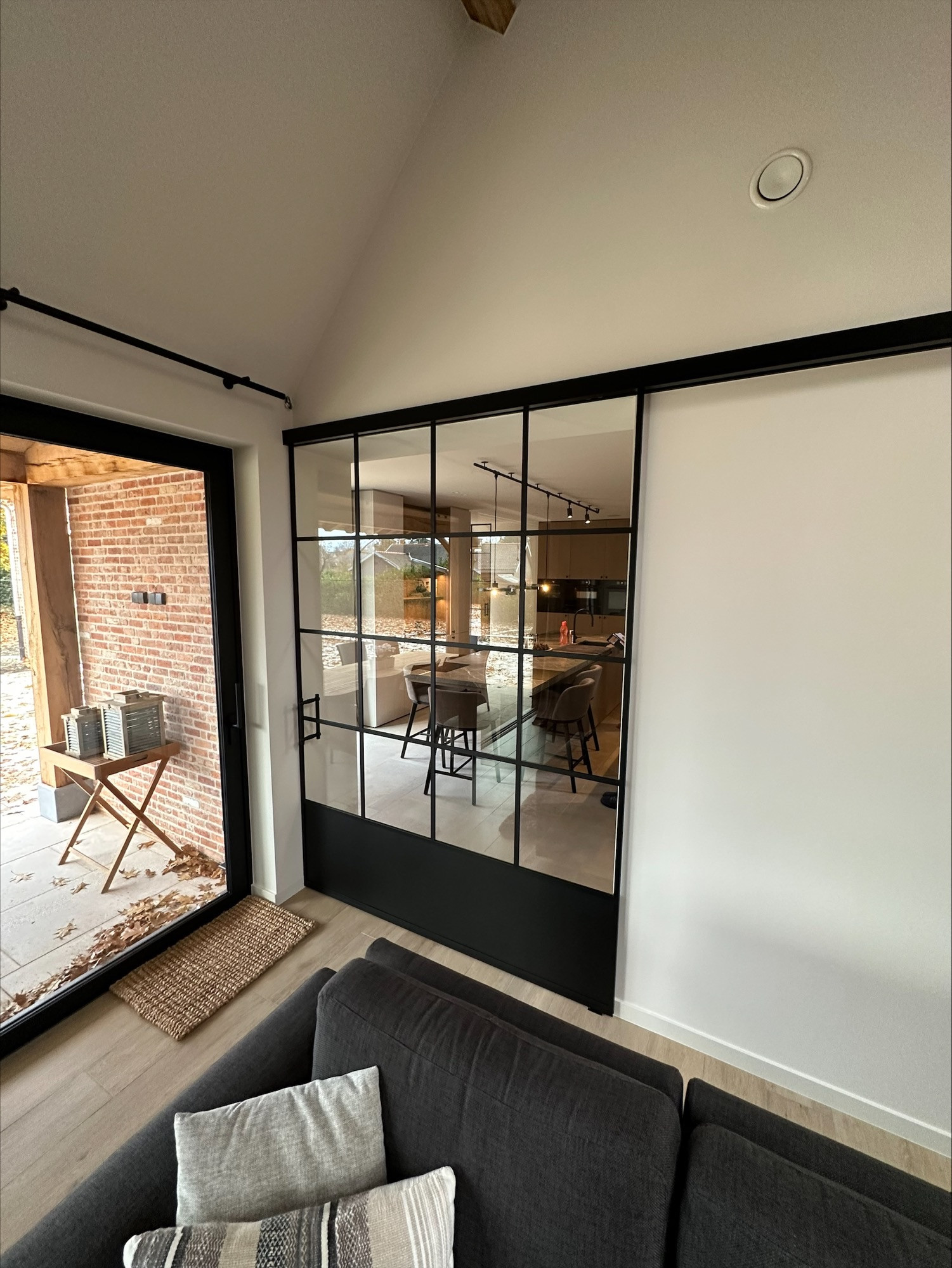 Ontdek inspirerende stalen glazen schuifdeuren op rail bij Construktglas. Industriële elegantie, ruimtebesparend en volledig op maat voor elk interieur.