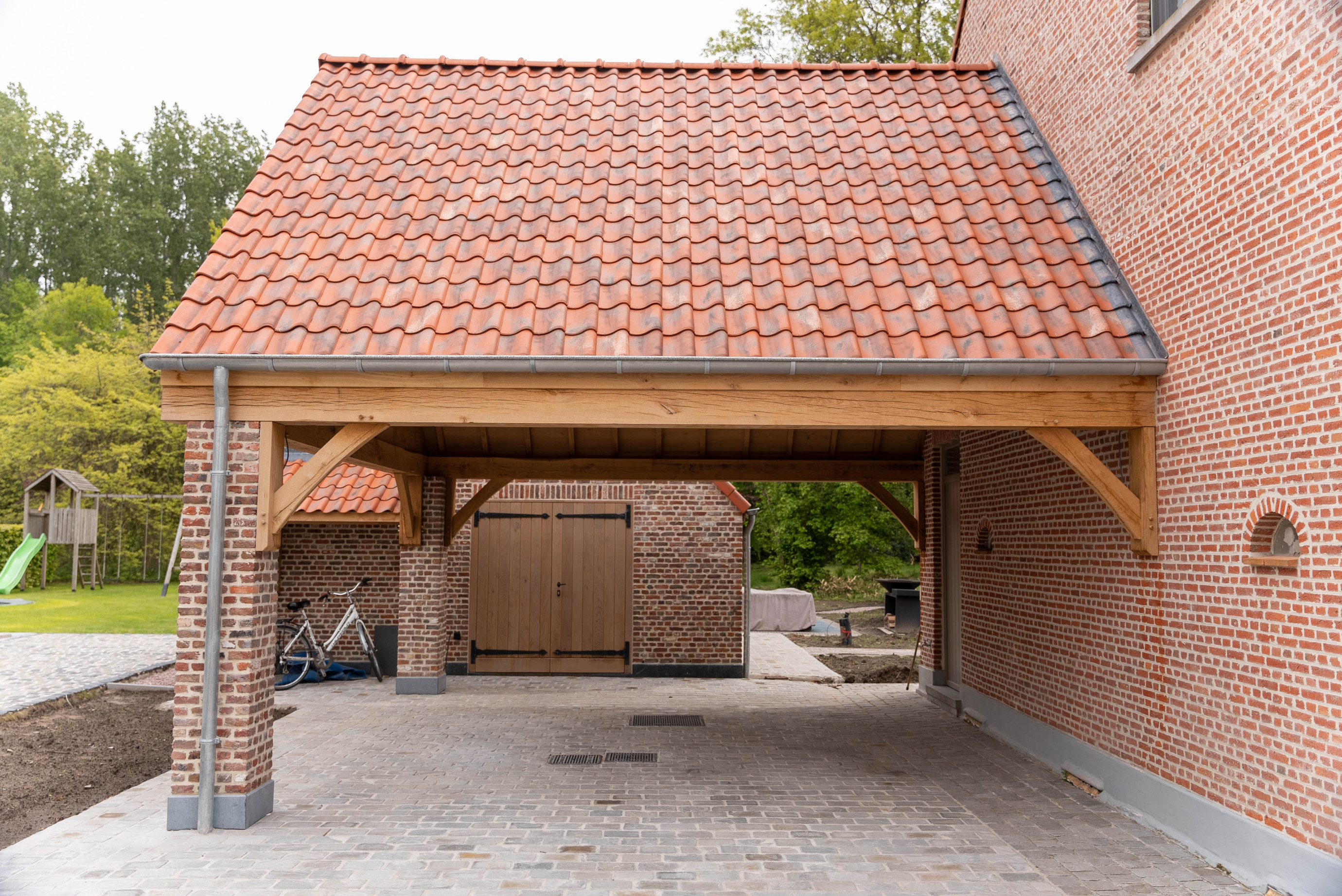 Aanbouwcarport in eik