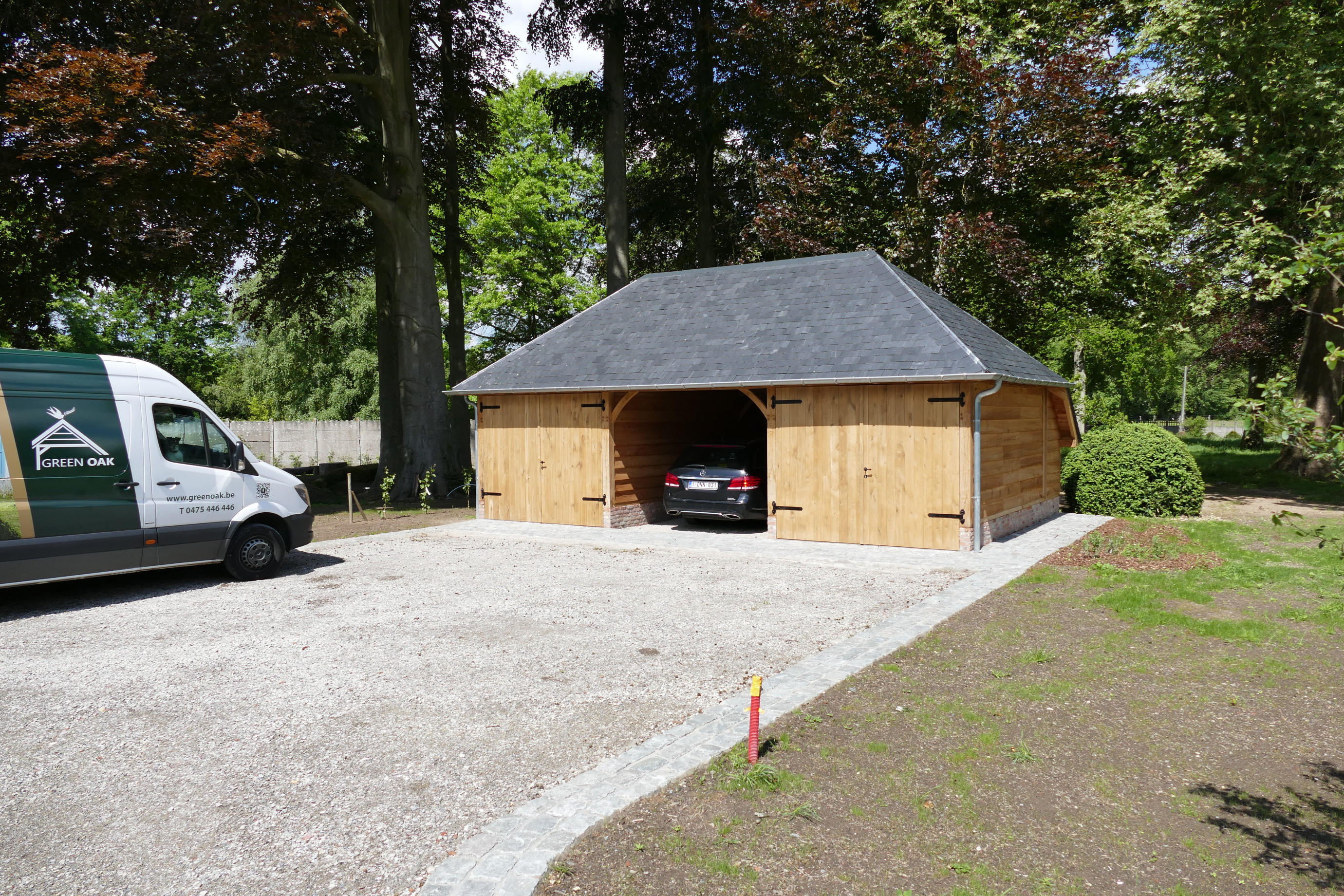 Carport in eik - Green Oak in samenwerking met Cornelis Hout Dit prachtig rustieke eiken bijgebouw werden deskundig gerealiseerd door Green Oak met behulp van het eiken bouwpakket vervaardigd door Cornelis Hout.