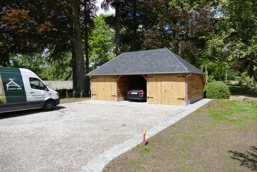 Carport in eik - Green Oak in samenwerking met Cornelis Hout Dit prachtig rustieke eiken bijgebouw werden deskundig gerealiseerd door Green Oak met behulp van het eiken bouwpakket vervaardigd door Cornelis Hout.