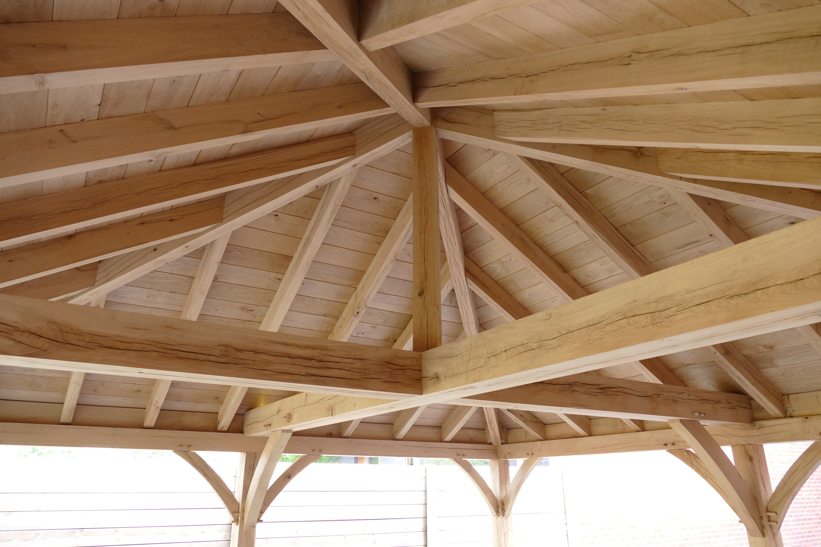 Eiken dak - Green Oak in samenwerking met Cornelis Hout Dit prachtig rustieke houten bijgebouw werden op maat gerealiseerd door Green Oak met behulp van het houten bouwpakket vervaardigd door Cornelis Hout.