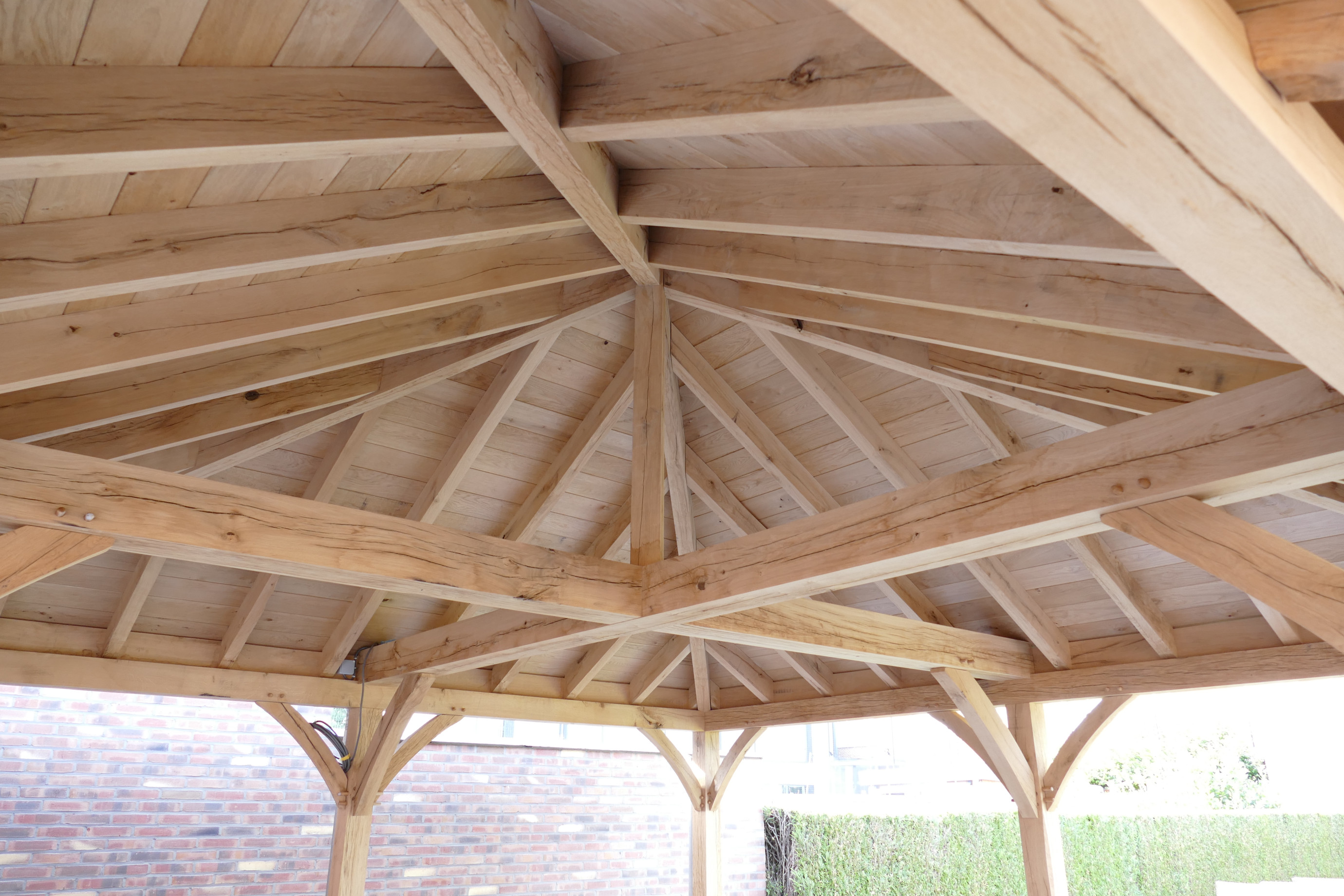 Eiken dak structuur - Eiken bijgebouw - Cornelis Hout De dakstructuur van dit prachtige eiken bijgebouw in Engelse stijl werd deskundig gerealiseerd door Green Oak met behulp van het houten bouwpakket op maat vervaardigd door Cornelis Hout.