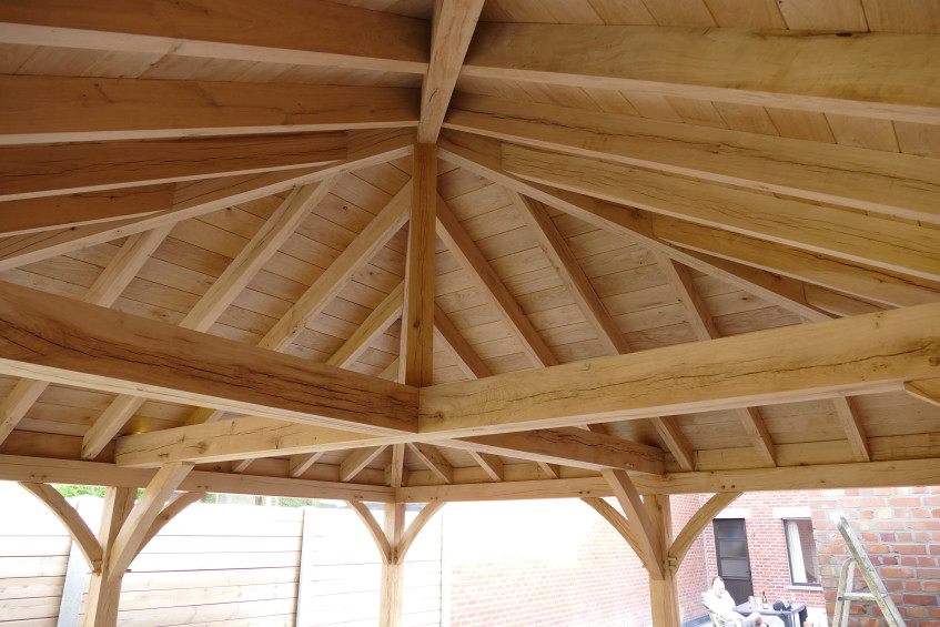 Eiken dakstructuur - Cornelis Hout Producent - Green Oak plaatser De dakstructuur van dit prachtige eiken bijgebouw in Engelse stijl werd deskundig gerealiseerd door Green Oak met behulp van het houten bouwpakket op maat vervaardigd door Cornelis Hout.