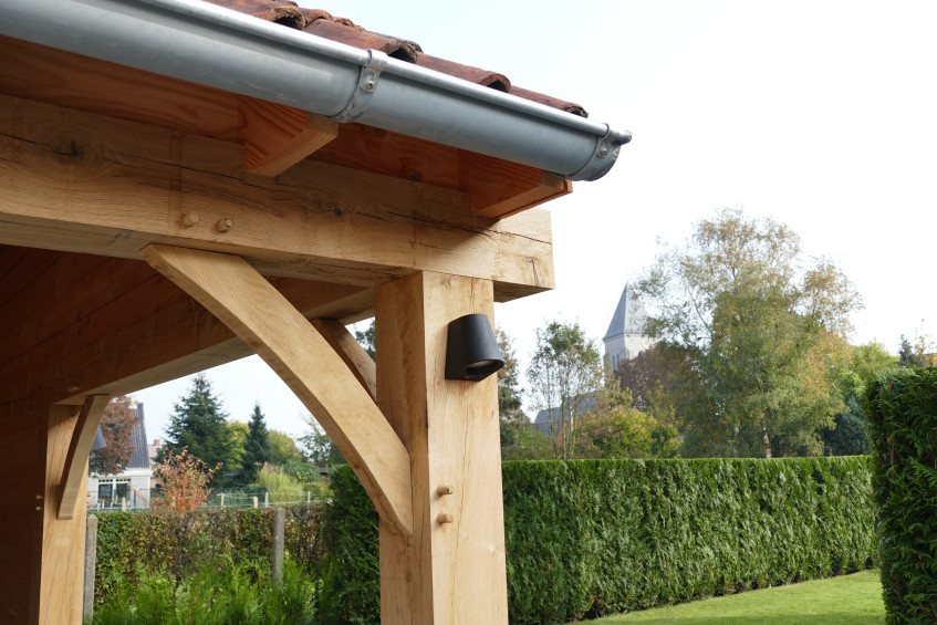 Schoor eiken overkapping - Green oak in samenwerking met Cornelis Hout Dit prachtig rustieke houten bijgebouw werd op maat gerealiseerd door Green Oak met behulp van het houten bouwpakket vervaardigd door Cornelis Hout.