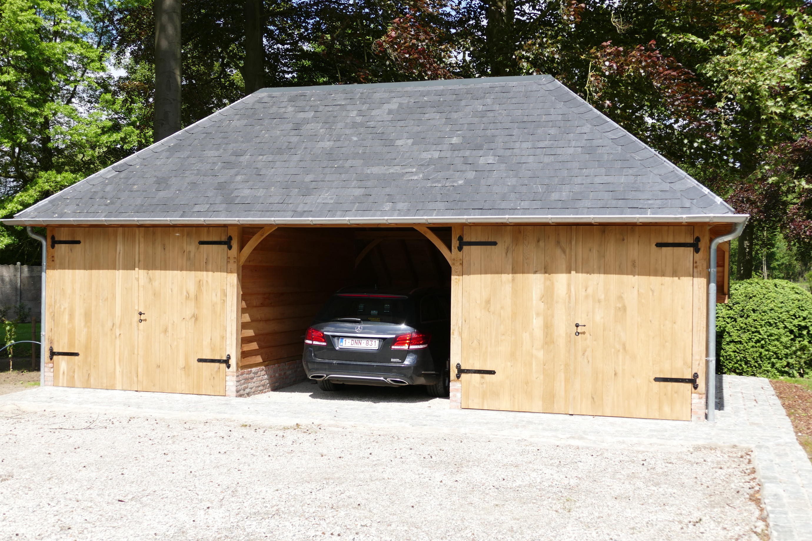 Eikenhouten Carport - Green Oak in samenwerking met Cornelis Hout Dit prachtige eiken carport op maat in Engelse stijl werd gerealiseerd door Green Oak met behulp van het eikenhouten bouwpakket vervaardigd door Cornelis Hout.