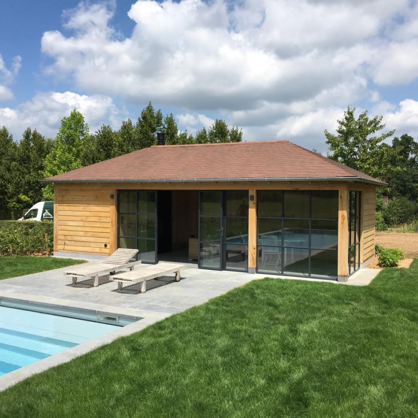 Eiken poolhouse - Realisatie van Green Oak in samenwerking met Cornelis Hout Poolhouse in eik - Ontwerp en realisatie van Green Oak. Eiken structuur geleverd door Cornelis Hout.