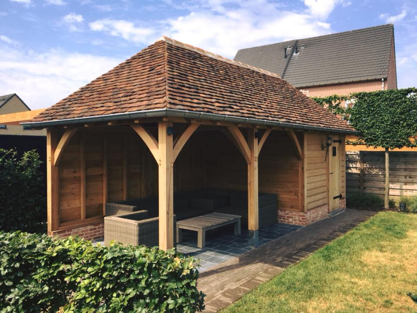 Green Oak - Eiken berging en lounge met bourgondische tegelpannen - Cornelis Hout Deze eiken berging en lounge werd gerealiseerd door Green Oak. De eiken structuur werd geprefabriceerd door Cornelis Hout.