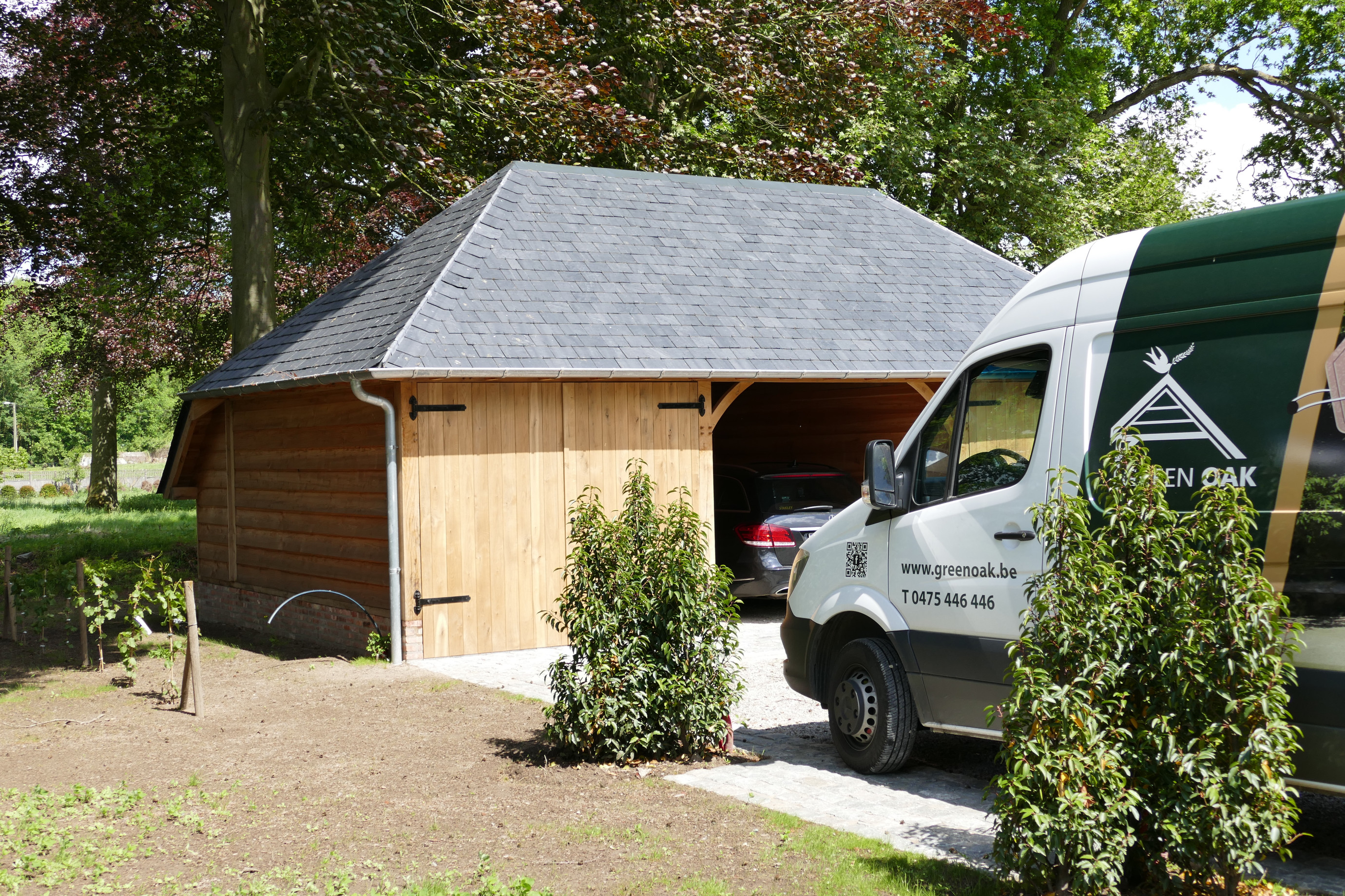 Houten carport - Green Oak in samenwerking met Cornelis Hout Deze rustieke eiken cottage op maat werd gerealiseerd door Green Oak met behulp van het houten bouwpakket vervaardigd door Cornelis Hout.