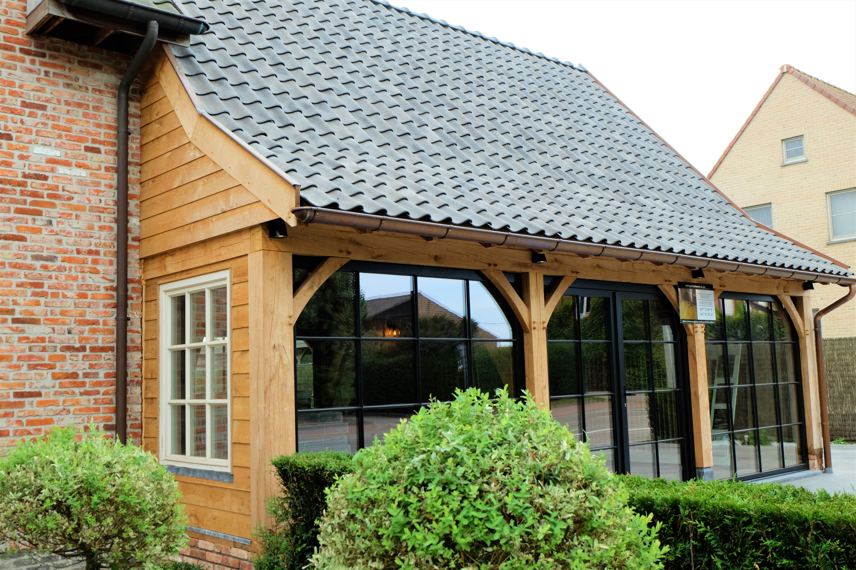 Aanbouw woning in eik - Vanhauwood in samenwerking met Cornelis Hout Deze prachtige houten aanbouw in landelijke stijl werd deskundig gerealiseerd door Vanhauwood. Voor de opbouw van de eiken aanbouw werd gebruik gemaakt van een op maat gemaakt eiken bouwpakket vervaardigd door Cornelis Hout.
