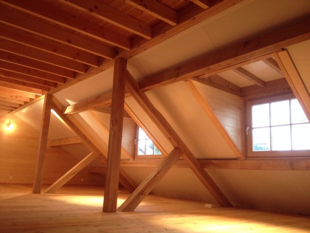Dakstructuur eiken carport met guest house - Vanhauwood in samenwerking met Cornelis Hout Deze eiken houten dakstructuur van deze houten caport met guesthouse werd gerealiseerd door Vanhauwood. Voor de opbouw van de structuur werd gebruik gemaakt van een eiken houten bouwpakket op maat.