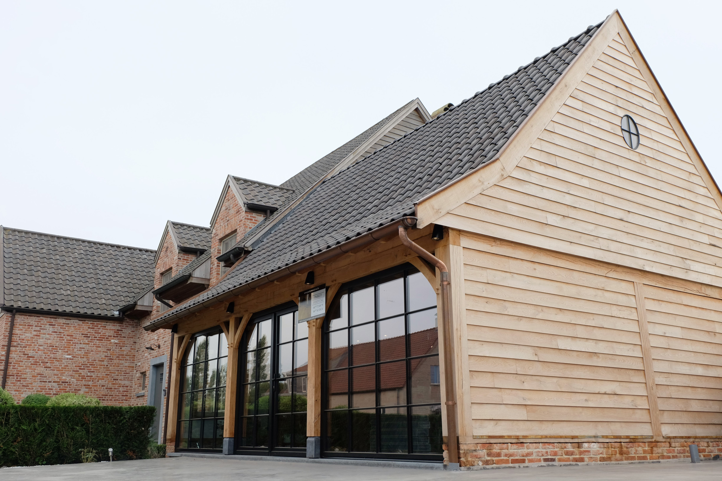 Eiken aanbouw met staalramen - Plaatsing & afwerking door Vanhauwood - Eiken bouwpakket door Cornelis Hout Deze prachtige houten aanbouw in cottage stijl werd deskundig gerealiseerd door Vanhauwood. Voor de opbouw van de eiken aanbouw werd gebruik gemaakt van een op maat gemaakt eiken bouwpakket vervaardigd door Cornelis Hout.