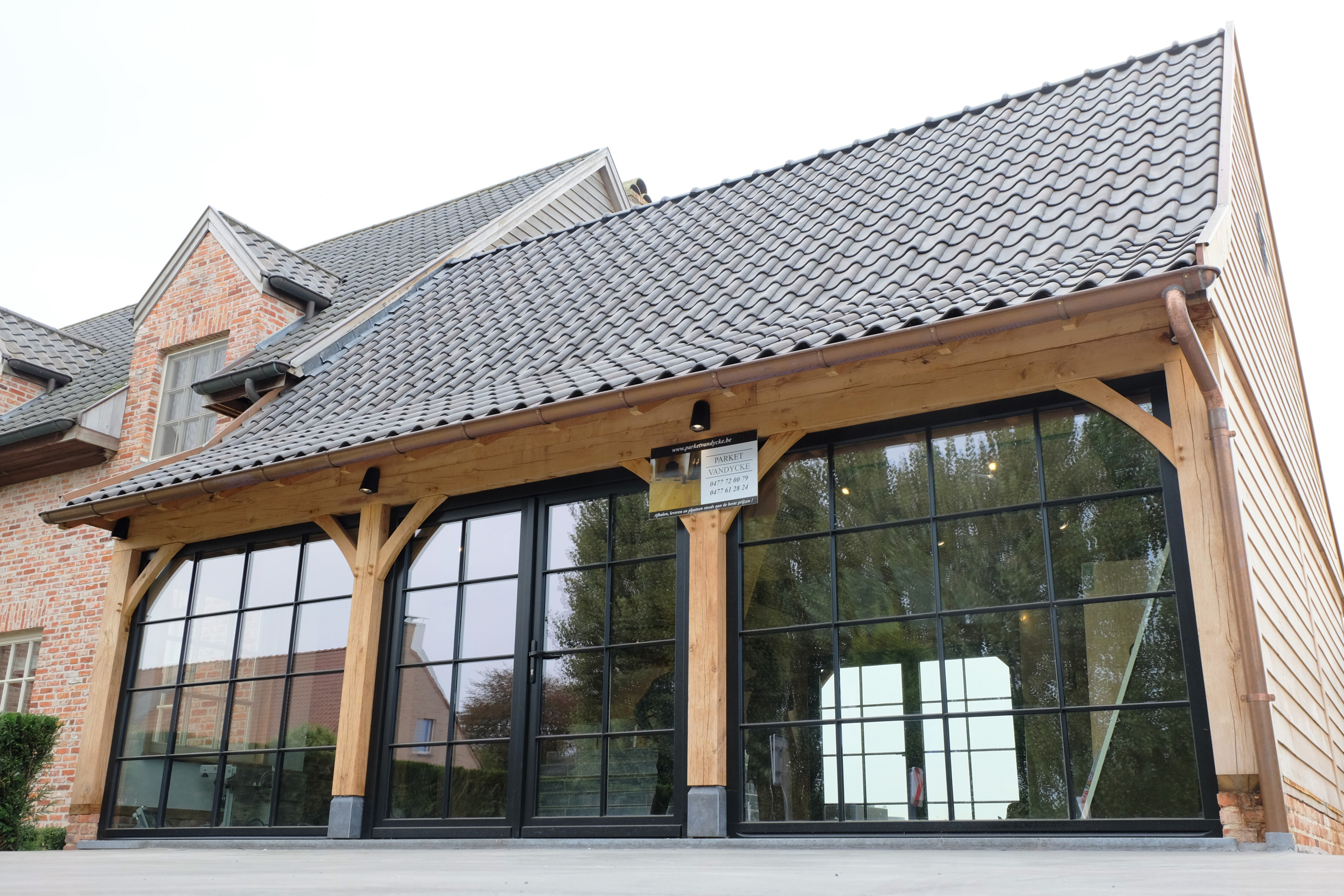 Eiken bijgebouw - Plaatsing door Vanhauwood - eiken bouwpakket Cornelis Hout Deze prachtig rustieke eiken aanbouw werd deskundig gerealiseerd door Vanhauwood met behulp van het eiken bouwpakket vervaardigd door Cornelis Hout.