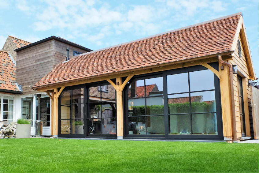 Eiken bijgebouw - aanbouw - Vanhauwood in samenwerking met Cornelis Hout Dit prachtige eiken bijgebouw in cottage stijl werden deskundig gerealiseerd door Vanhauwood. Voor de opbouw van de eiken aanbouw werd gebruik gemaakt van een op maat gemaakt eiken bouwpakket vervaardigd door Cornelis Hout.