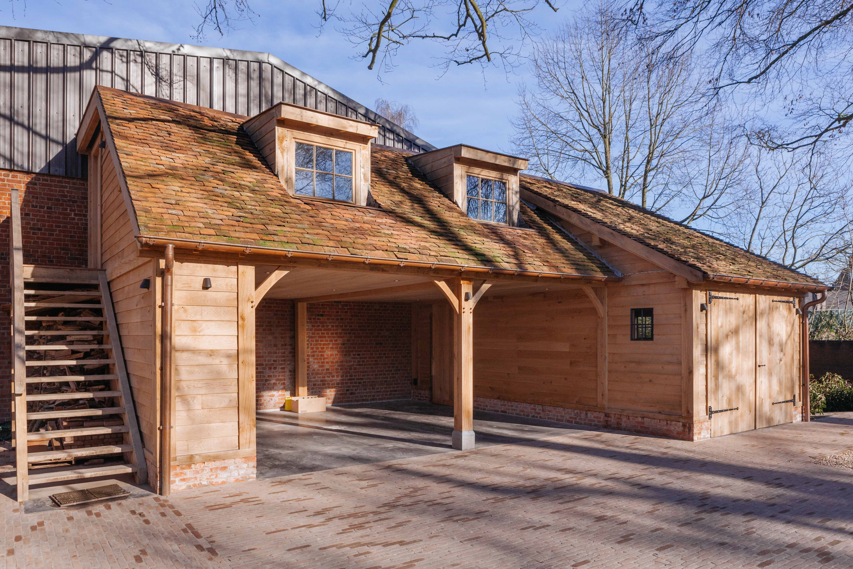 Eiken carport met guest house - Vanhauwood in samenwerking met Cornelis Hout Deze prachtig eiken carport met guesthouse werd deskundig gerealiseerd door Vanhauwood met behulp van het eiken bouwpakket vervaardigd door Cornelis Hout.