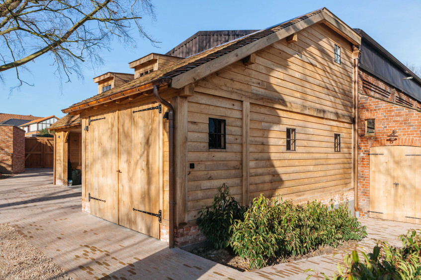 Eiken carport met guest house - Vanhauwood in samenwerking met Cornelis Hout Deze prachtig eiken carport met guesthouse werd deskundig gerealiseerd door Vanhauwood. Voor de opbouw van het eiken bijgebouw werd gebruik gemaakt van een eiken bouwpakket op maat vervaardigd door Cornelis Hout.