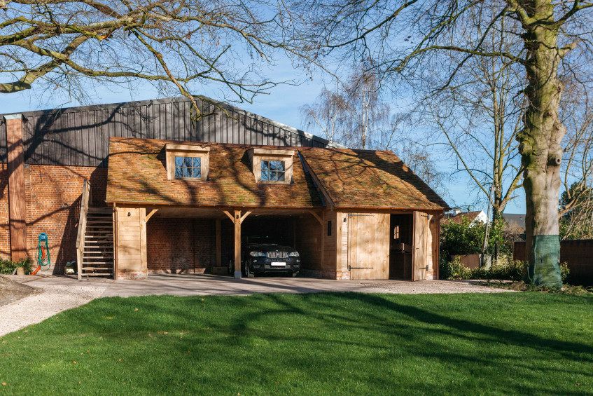Eiken carport met guest house - Vanhauwood in samenwerking met Cornelis Hout Deze prachtig eiken carport met guesthouse werd deskundig gerealiseerd door Vanhauwood. Voor de opbouw van het eiken bijgebouw werd gebruik gemaakt van een eiken bouwpakket op maat gefabriceerd door Cornelis Hout.