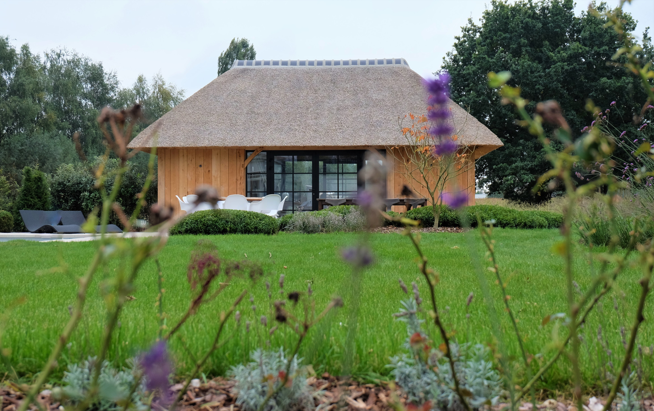 Eiken poolhouse - Vanhauwood in samenwerking met Cornelis Hout Dit prachtig rustieke eiken bijgebouw en poolhouse werden deskundig gerealiseerd door Vanhauwood. Voor de structuur maakten ze gebruik van het eiken bouwpakket vervaardigd door Cornelis Hout.