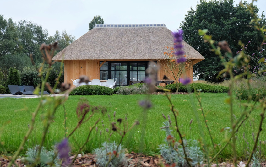 Eiken poolhouse - Vanhauwood in samenwerking met Cornelis Hout Dit prachtig rustieke eiken bijgebouw en poolhouse werden deskundig gerealiseerd door Vanhauwood. Voor de structuur maakten ze gebruik van het eiken bouwpakket vervaardigd door Cornelis Hout.