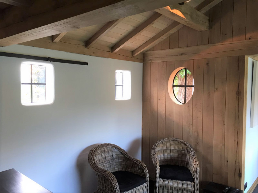 Eikenhouten bijgebouw staalraam - Vanhauwood in samenwerking met Cornelis Hout Het interieur van dit eiken bijgebouw werd afgewerkt met een stalen raam en eiken wanden. Dit houten bijgebouw werd deskundig gerealiseerd door Vanhauwood. Voor de opbouw van het eiken bijgebouw werd gebruik gemaakt van een op maat gemaakt eiken bouwpakket vervaardigd door Cornelis Hout.