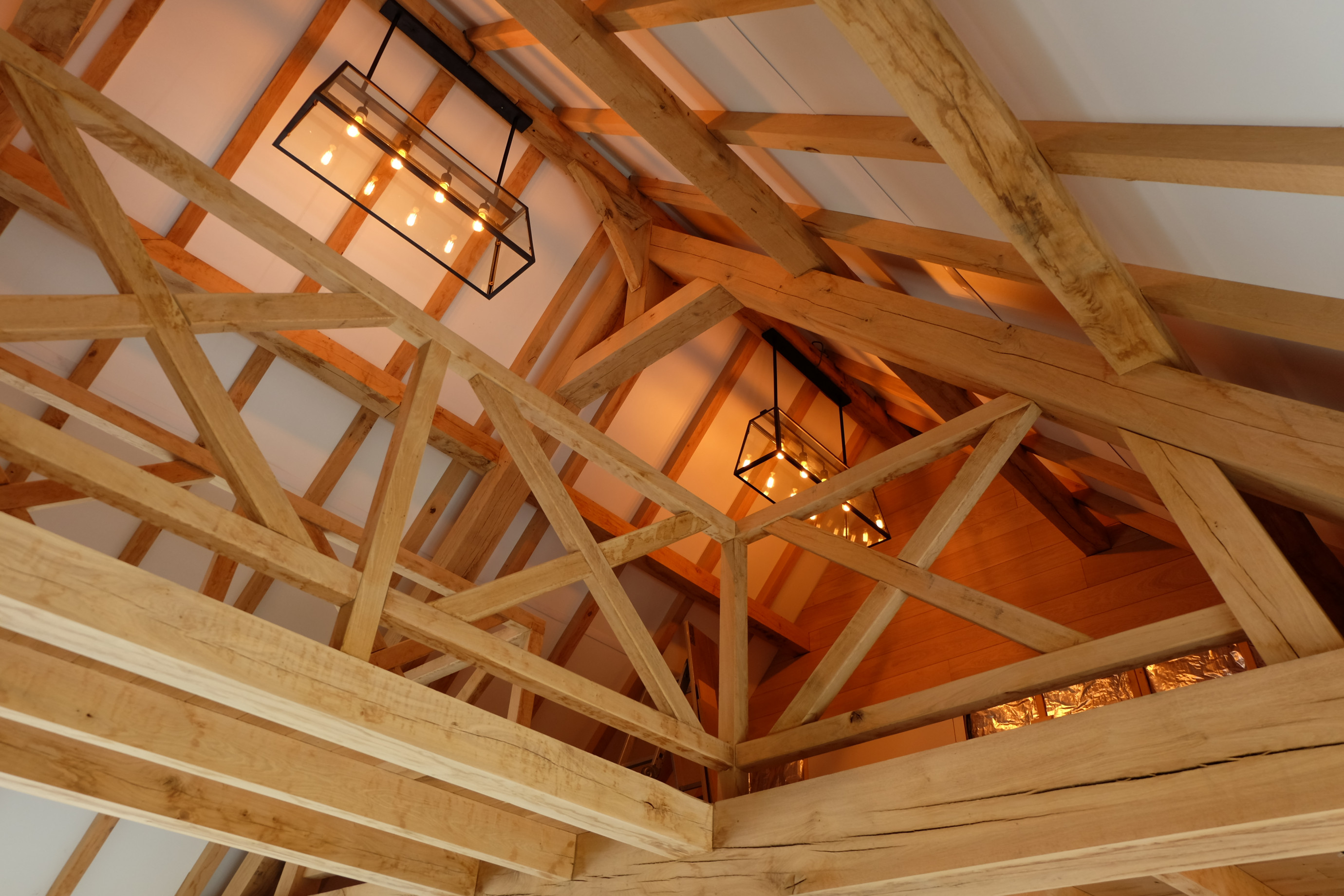 Guesthouse in eiken bijgebouw - Vanhauwood in samenwerking met Cornelis Hout Prachtige guesthouse in eiken bijgebouw. Dit eiken bijgebouw werd gerealiseerd door Vanhauwood. Cornelis Hout zorgde voor het op maat gemaakte eiken bouwpakket voor de opbouw van de structuur en de eiken beplanking.