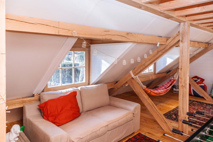 Interieur eiken carport met guest house - Vanhauwood in samenwerking met Cornelis Hout Het interieur van deze eiken carport met guest house werd prachtig afgewerkt door Vanhauwood. Voor de opbouw van de carport met guest house werd gebruik gemaakt van een eiken houten zelfbouwpakket vervaardigd door Cornelis Hout.