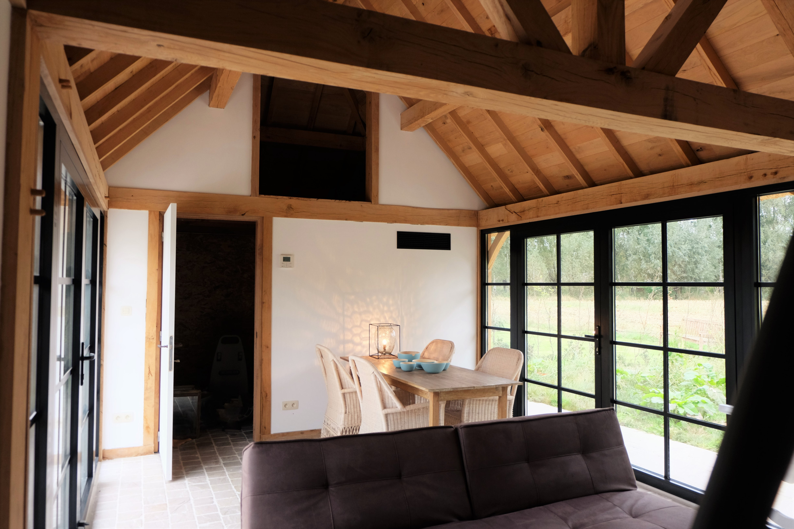 Interieur eiken poolhouse - Vanhauwood in samenwerking met Cornelis Hout Het interieur van dit eiken bijgebouw in Engelse stijl werd deskundig gerealiseerd door Vanhauwood. Voor de opbouw van het eiken bijgebouw werd gebruik gemaakt van een op maat gemaakt eiken bouwpakket vervaardigd door Cornelis Hout.