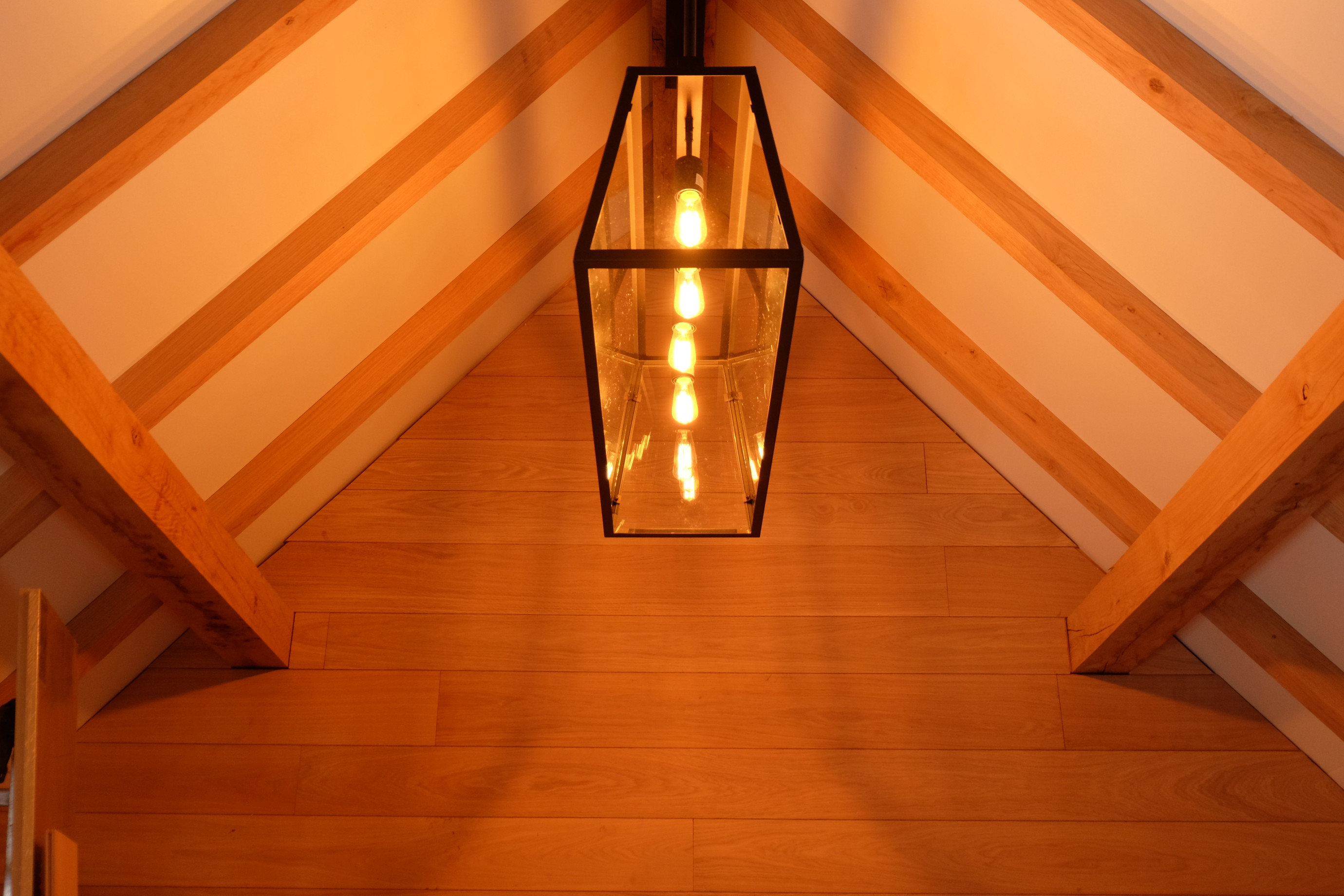 Landelijk strakke verlichting in eiken bijgebouw - Vanhauwood in samenwerking met Cornelis Hout Dit landelijk bijgebouw werd met strakke verlichting ingericht door Vanhauwood. Cornelis Hout bezorgde het eiken bouwpakket voor de opbouw van het dak.