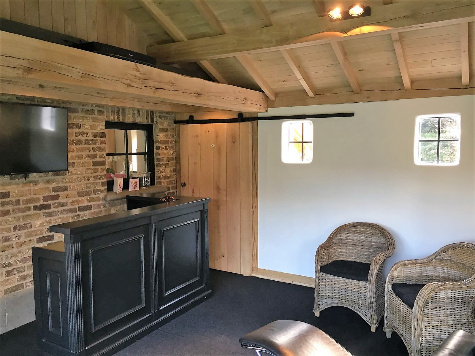 Ligger & gordingen in eiken bijgebouw - Vanhauwood in samenwerking met Cornelis Hout Het interieur van dit eiken bijgebouw werd afgewerkt met stalen ramen en eiken wanden. Dit houten bijgebouw werd deskundig gerealiseerd door Vanhauwood. Voor de opbouw van het eiken bijgebouw werd gebruik gemaakt van een op maat gemaakt eiken bouwpakket vervaardigd door Cornelis Hout.