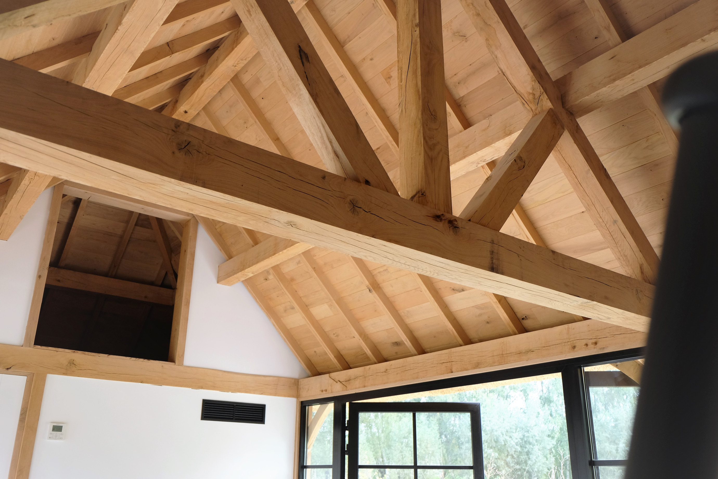 Spant in eiken poolhouse - Vanhauwood in samenwerking met Cornelis Hout De spant in dit eiken poolhouse werd deskundig geplaatst door Vanhauwood. Voor de opbouw van het spant van het eiken bijgebouw werd gebruik gemaakt van een op maat gemaakt eiken bouwpakket vervaardigd door Cornelis Hout.