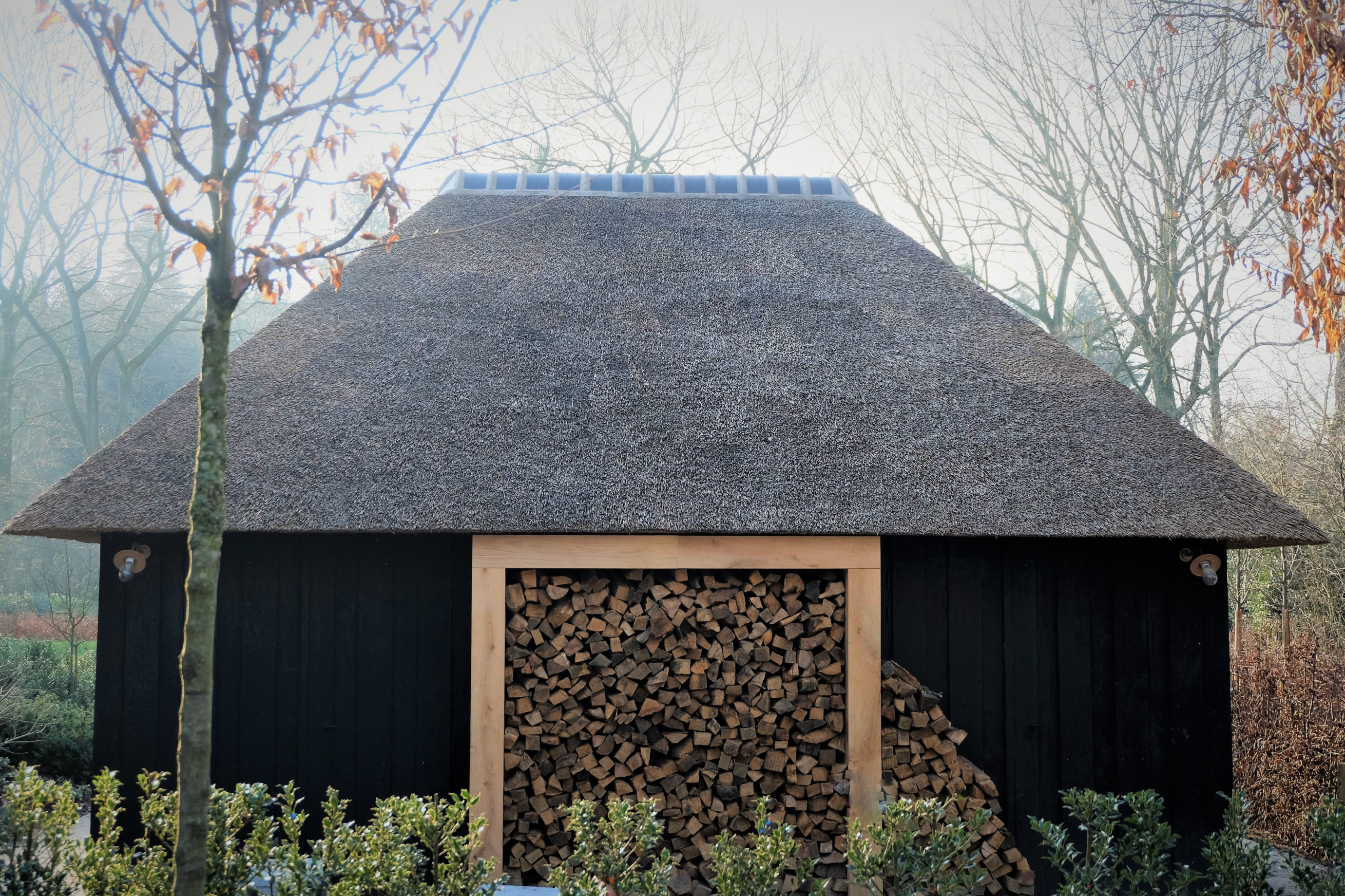 Zwarte poolhouse - Vanhauwood in samenwerking met Cornelis Hout Dit magnifieke zwarte poolhouse werd vakkundig gerealiseerd door Vanhauwood. Voor de structuur maakten ze gebruik van een eiken bouwpakket vervaardigd door Cornelis Hout.