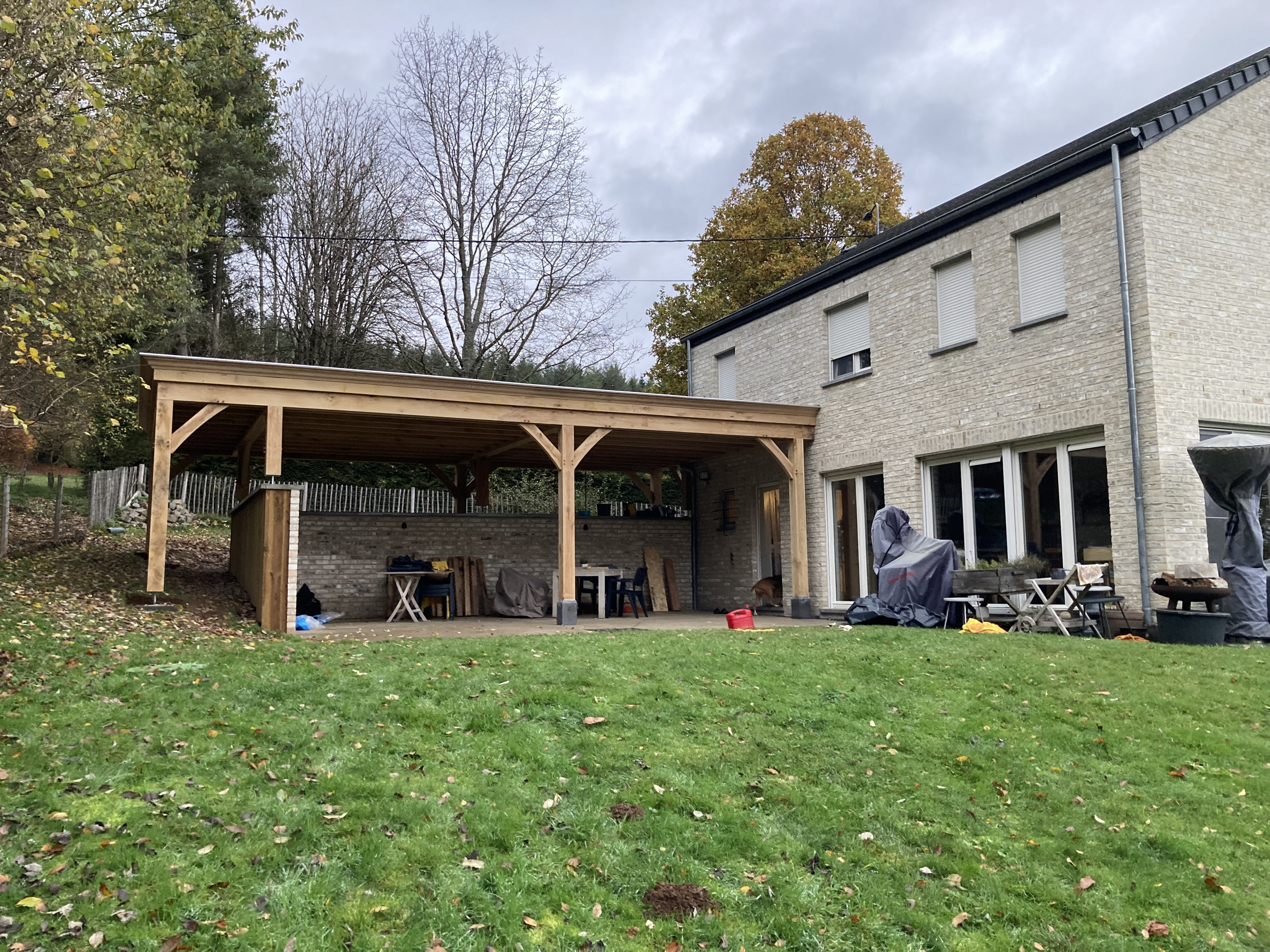 Landelijke terrasoverkapping met eiken sierlijst