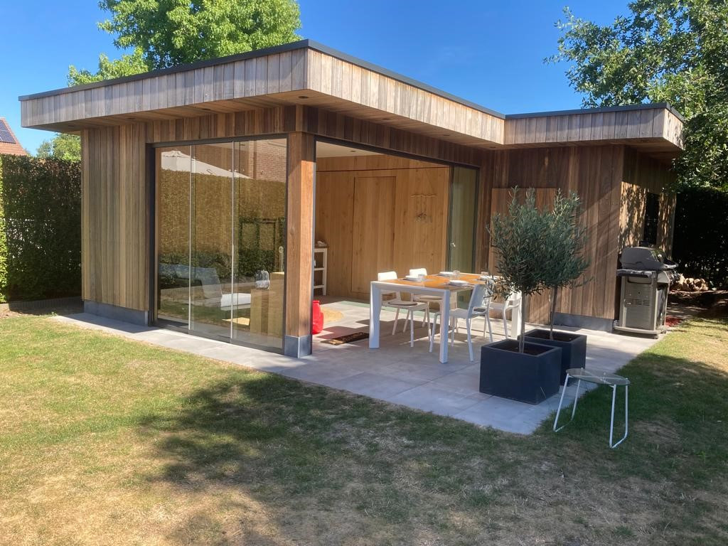 Tuinhuis met schuiframen