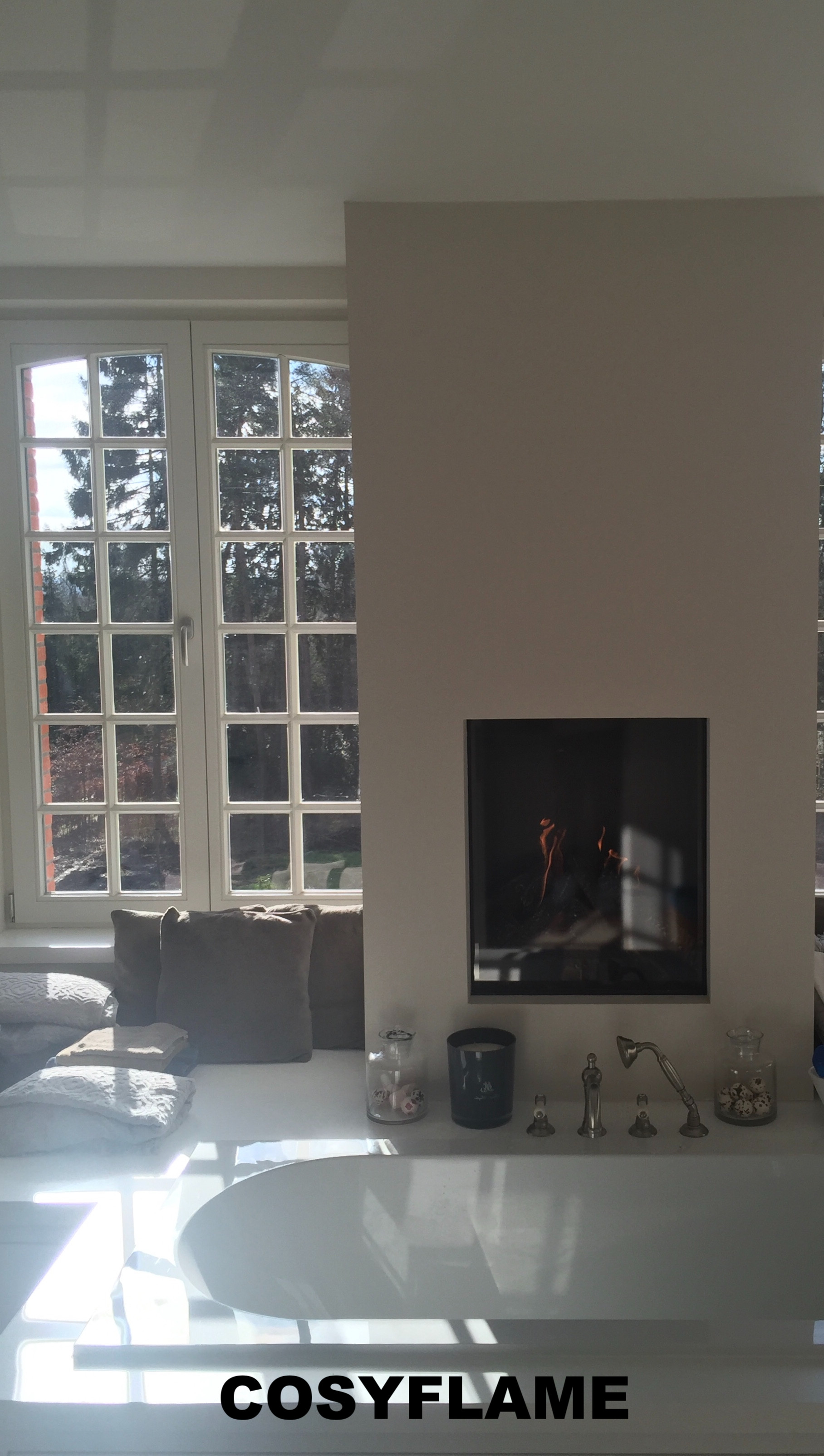Een Cosyflame in de badkamer, meer Cosy kan niet. cosyflame incognito met een glashoogte van 70cm en een glasbreedte van 60 cm. Niets meer 'COSY' dan in uw bad vertoeven met een Cosyflame in de buurt.