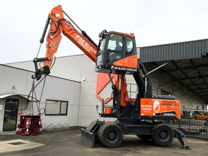 Doosan DX210W-5 met verhoogde cabine
