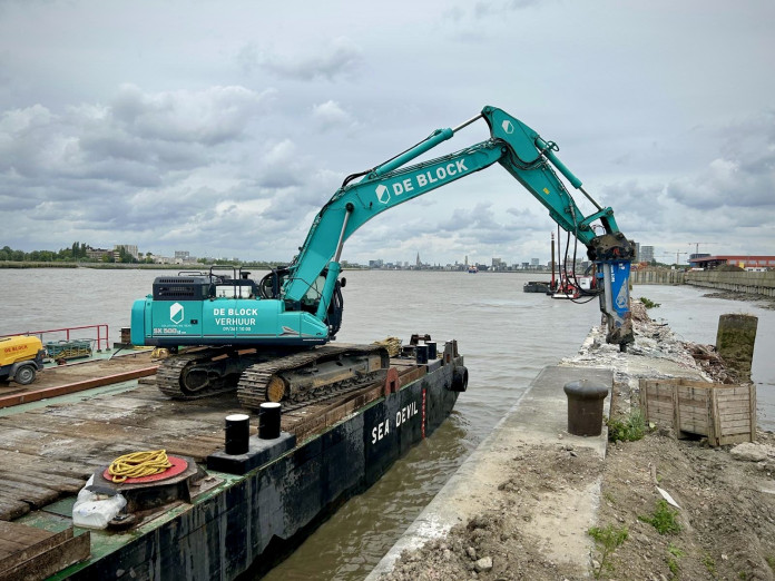 Rupskraan 50 ton Kobelco SK500 + Breekhamer Okada 6000 voorzien van onderwaterkit