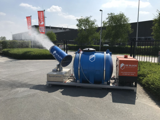 Vernevelaar op frame met watertank en stroomgroep 2