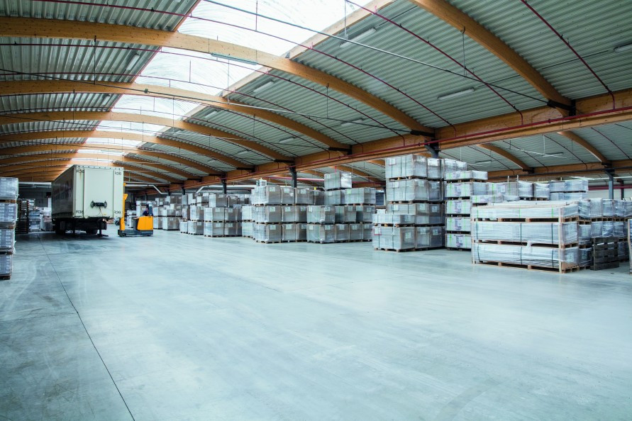 groot magazijn paletten en oplegger_891x0