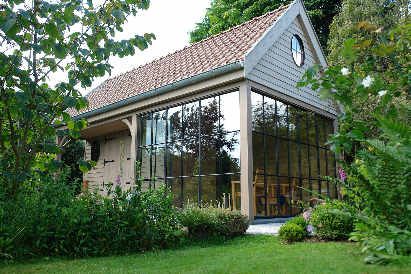 Dit landelijke bijgebouw in Oostakker werd ontworpen als extra leefruimte en wintertuin. De grote stalen ramen zorgen dat je je te midden van de...