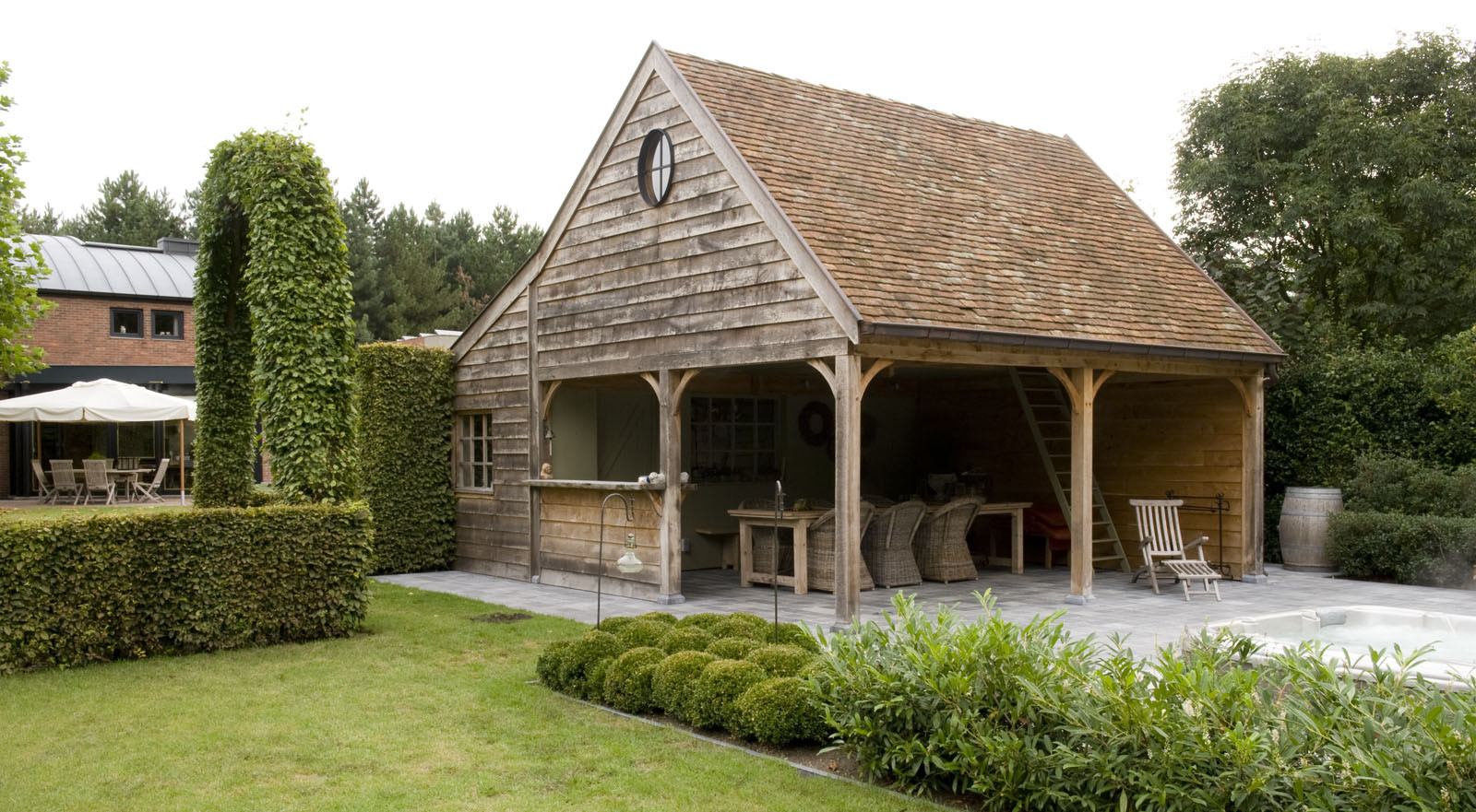 Als je uit de jacuzzi stapt, kan je nog even verder relaxen op het overdekte terras van dit landelijk bijgebouw. Met een houten trap bereik je de...