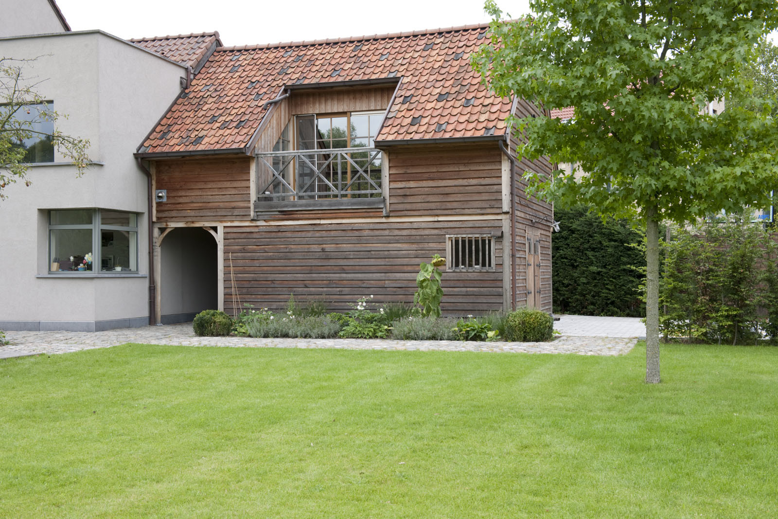 In de woning was er te weinig ruimte. Daarom creëerden we een woonuitbreiding in aanbouw, met een doorgang om van de voorkant van het huis naar...
