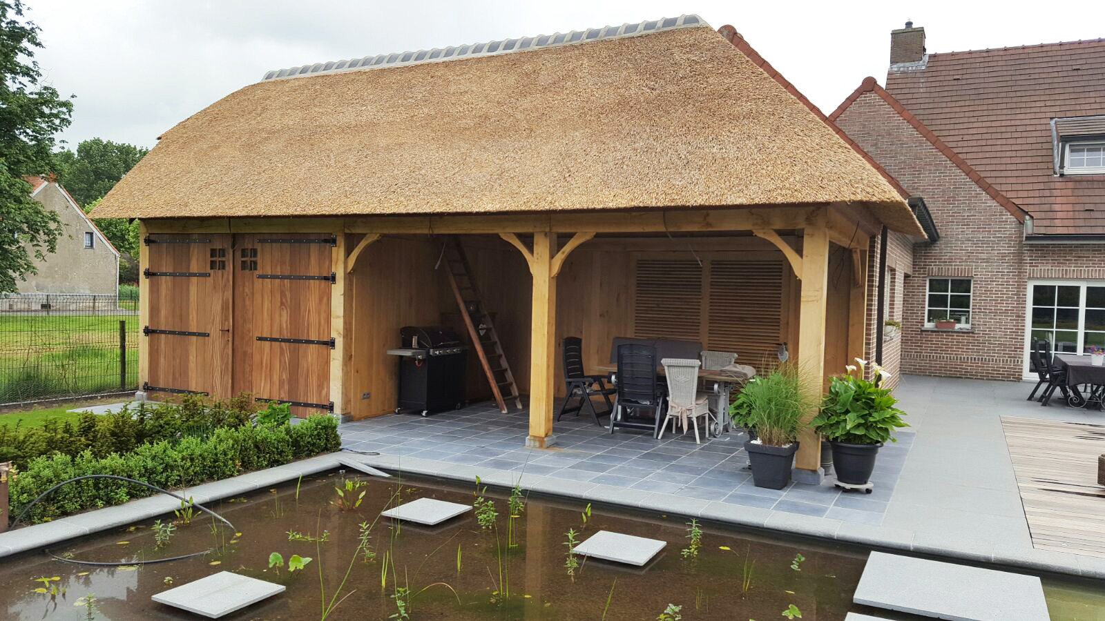 Deze landelijke poolhouse in eik herbergt een combinatie van binnenruimte, berging en overdekt terras. De toegang naar binnen zit verborgen achter...