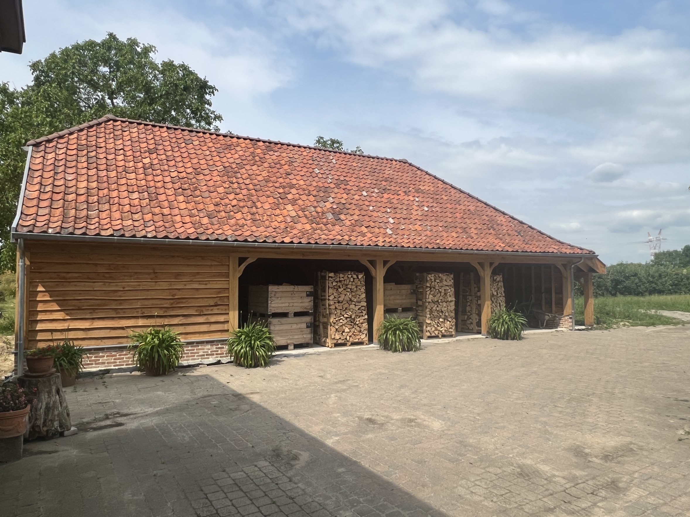 Dirk en Lutgarde wilden de vervallen schuur op hun fruitboerderij in ere herstellen. 
Felke bouwde een nieuwe exemplaar op een geraamte van...