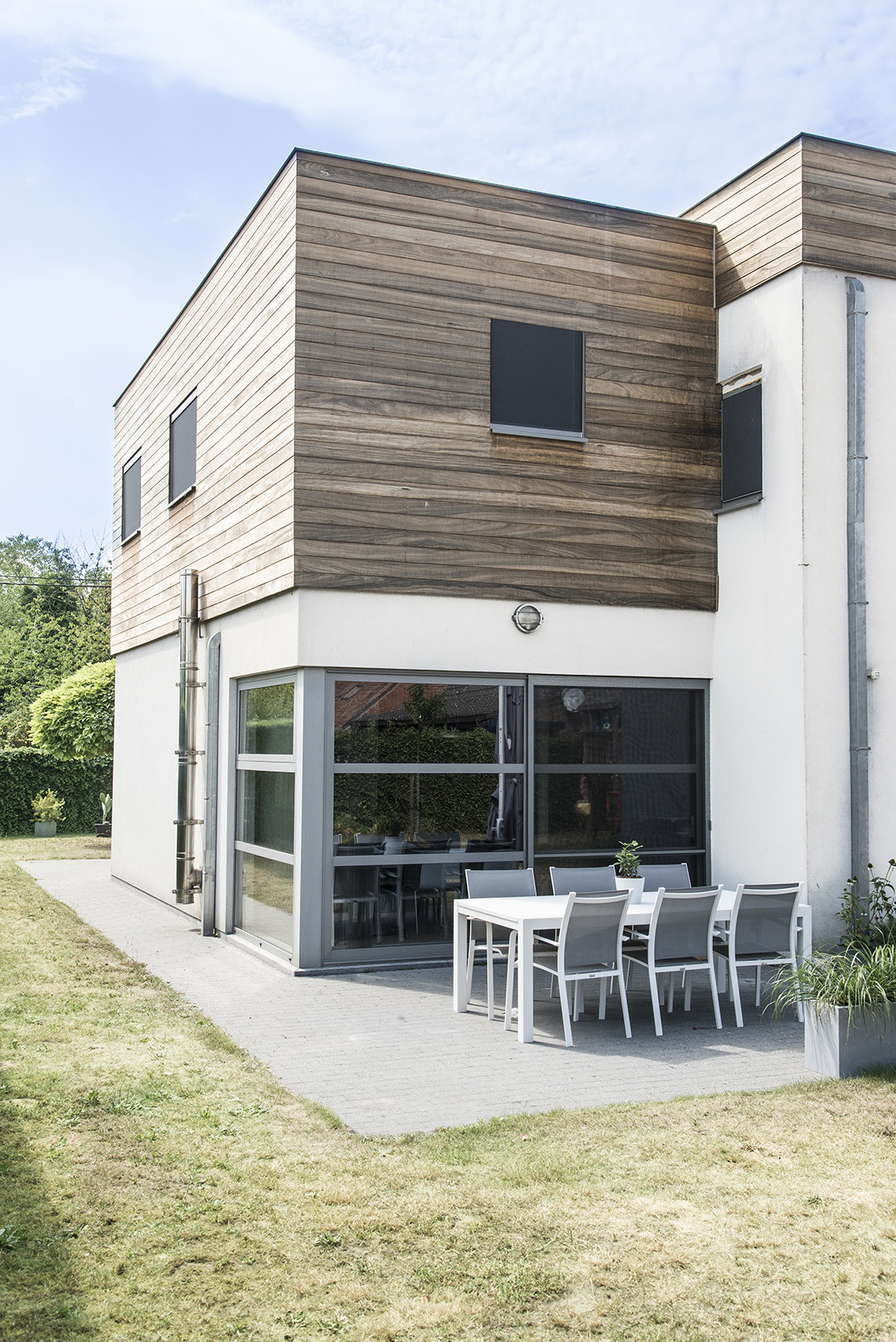Een klassieke woonuitbreiding voegt een stuk toe op het gelijkvloers. Bij deze woning pakten we het net iets anders aan: we bouwden een stuk op de...
