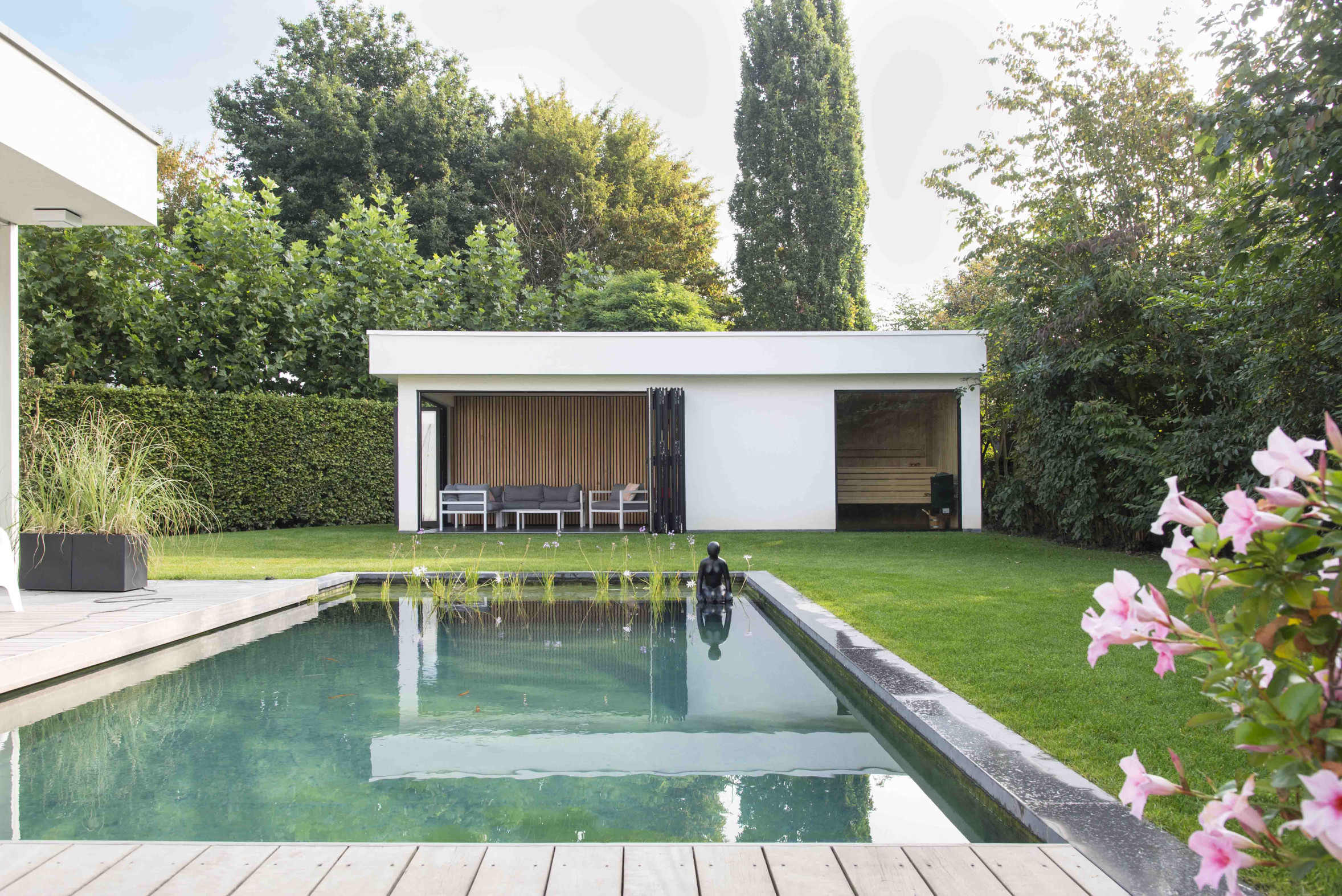 Een huis met zwembad is niet compleet zonder bijhorende poolhouse. Deze moderne poolhouse is bijna een miniatuur van de villa in crepi. Het platte...