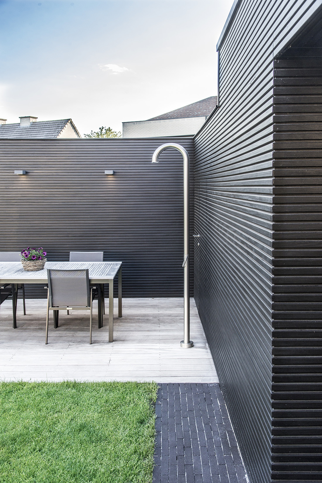 Deze moderne poolhouse werd gebouwd om te relaxen: met een sauna, infraroodcabine, binnen- én buitendouche en een keukentje kom je geheel tot...