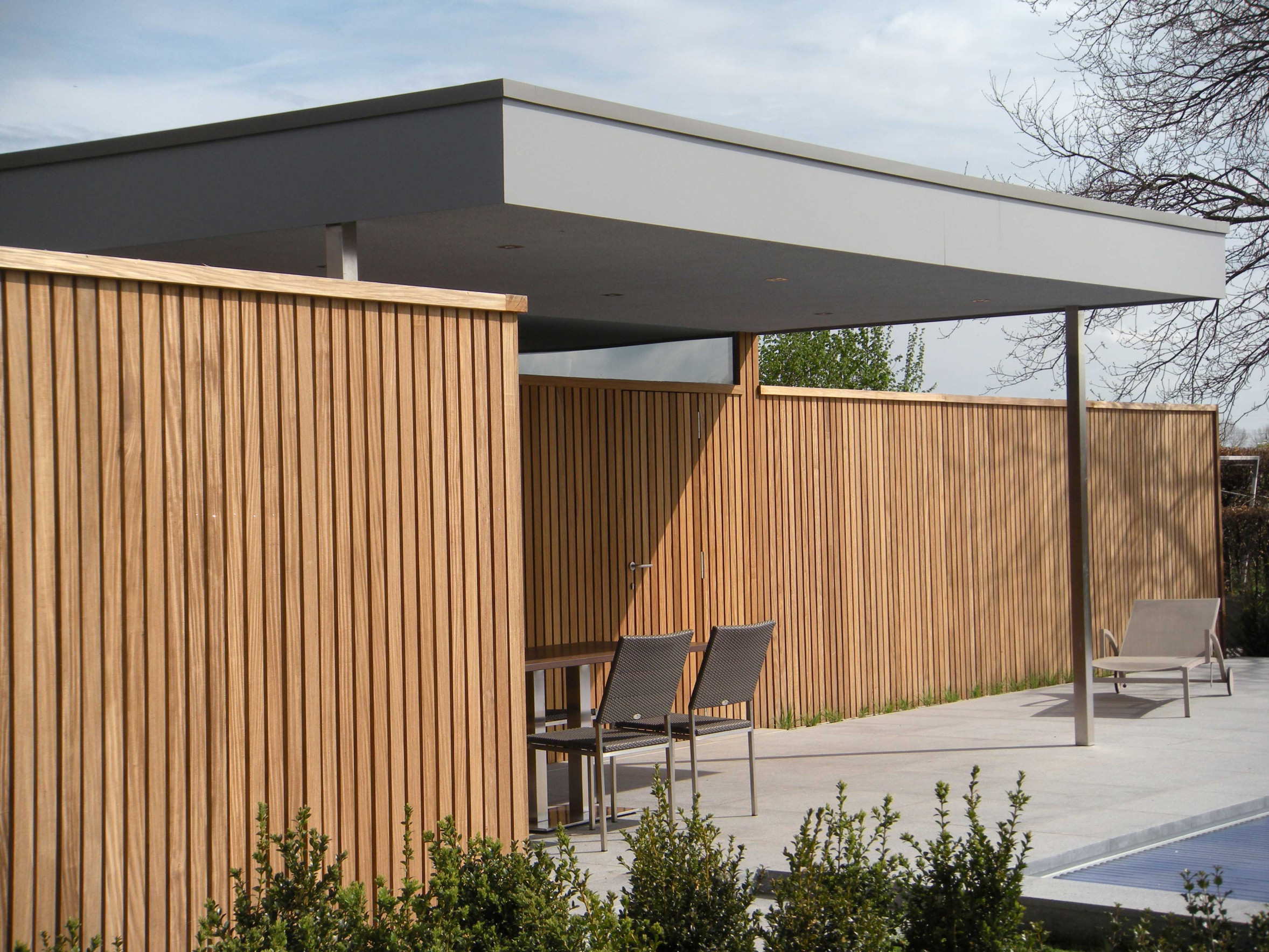 Een zwembad vraagt nu eenmaal om een bijhorende moderne poolhouse. Het geheel oogt strak dankzij de houten latten in natuurlijk gekleurde...