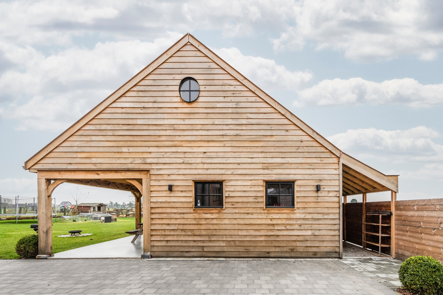 De uitbaters van een kleine kinderboerderij waren op zoek naar extra plaats om kinderen te ontvangen. Ze kozen voor een landelijk bijgebouw in...