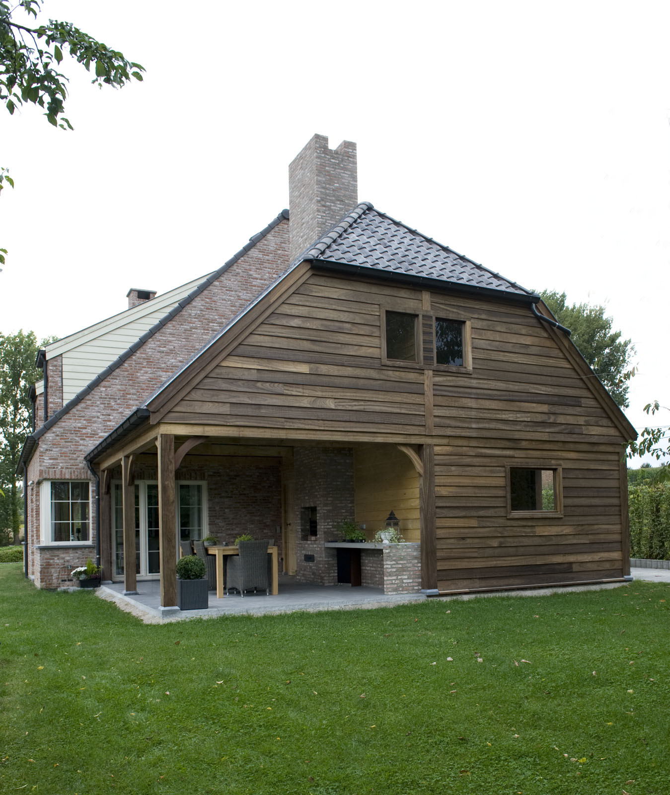 Geen veranda voor deze woning, wel een volwaardige woonuitbreiding aan de zijkant van het huis. Boven werd extra leefruimte voorzien met...