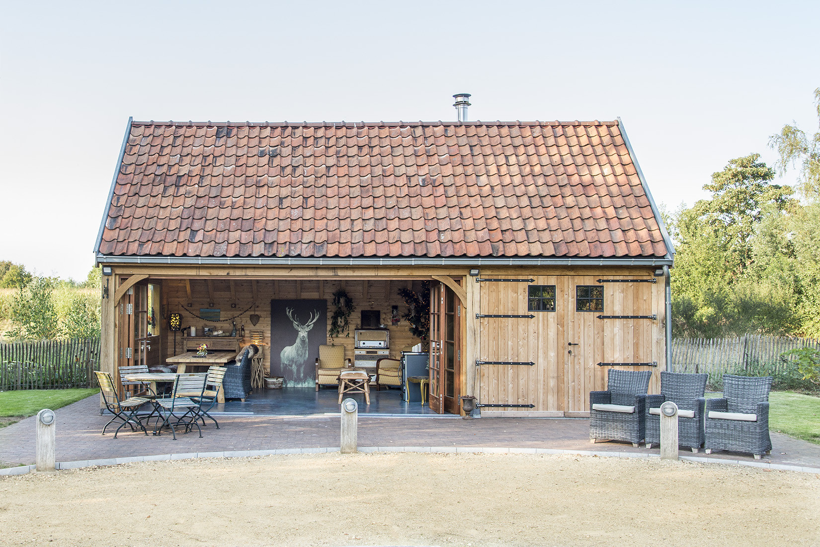 De gevel van deze shelter in Waasmunster werd bekleed met ruwe lariks. Ook de dakstructuur werd in lariks uitgewerkt. Het dak werd bedekt met...